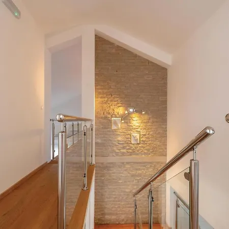 公寓 Three-bedroom In *