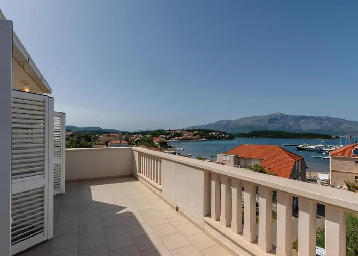 Three-bedroom In Apartament Lumbarda