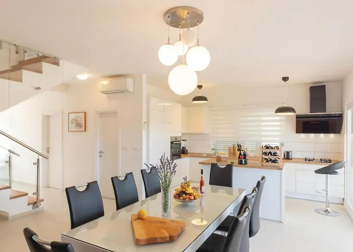 Three-bedroom In Apartament Lumbarda