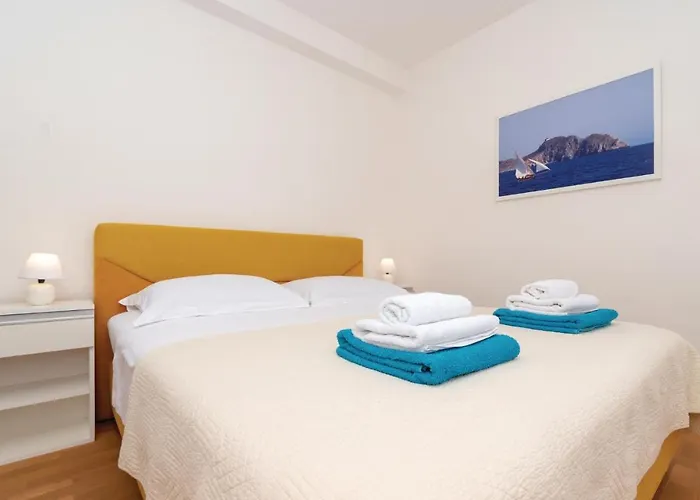 Three-bedroom In Apartament Lumbarda