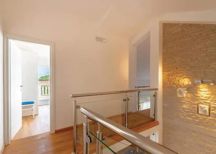 Three-bedroom In Apartament Lumbarda