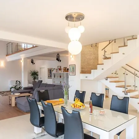 Apartment Three-bedroom In Lumbarda