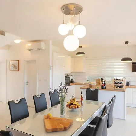 Three-bedroom In Apartment Lumbarda