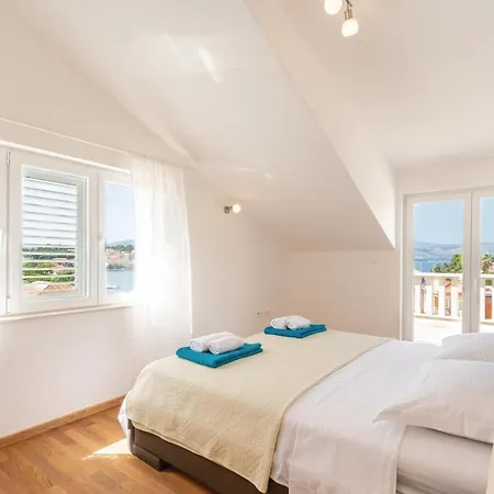 Three-bedroom In 公寓