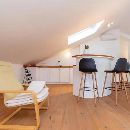 Three-bedroom In 公寓 *