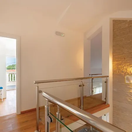 Three-bedroom In Apartment Lumbarda