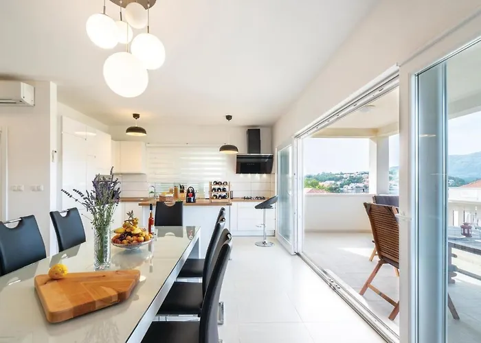 Appartement Three-bedroom In *